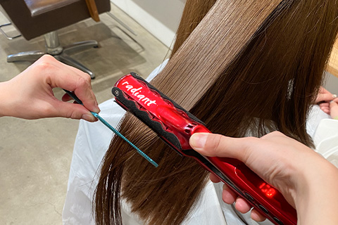 アイロンでクセを伸ばします