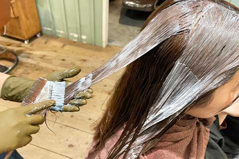 髪質改善ストレート薬剤塗布