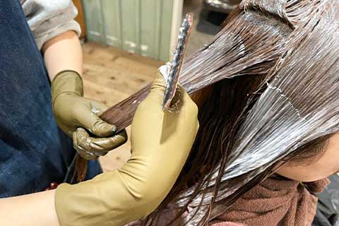 髪質改善ストレート薬剤塗布